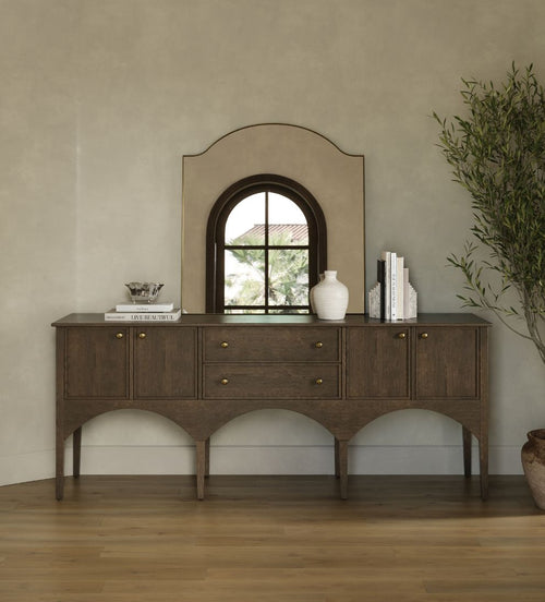 Buffet Cleo Espresso – Buffet en chêne espresso de 84 po de largeur avec portes sculptées, quincaillerie en laiton, grand espace de rangement dissimulé pour salle à manger, 84 po l. x 21 po P x 34 po H