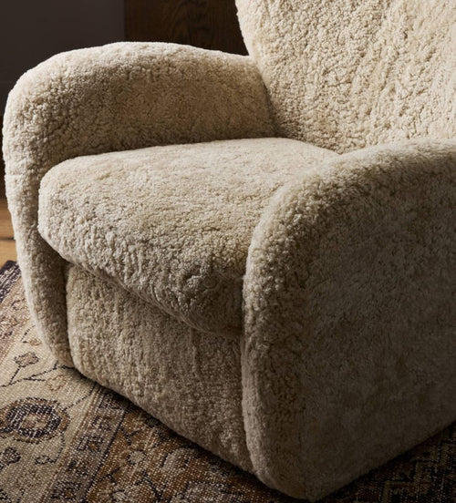 Fauteuil Elowen en peau de mouton beige - Dimensions hors tout : 31 L x 35 P x 30 H | Hauteur d'assise : 18 | Profondeur d'assise : 22 | Hauteur d'accoudoir : 24 Le fauteuil Elowen en beig…