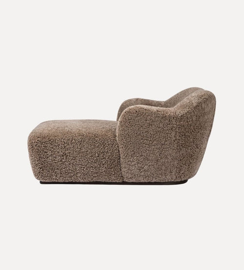Chauffeuse Julia en peau de mouton retournée couleur taupe – Dimensions hors tout : 35 L x 59 P x 29,5 H | Hauteur d'assise : 17,50 | Profondeur d'assise : 46 | Hauteur des accoudoirs depuis le sol : 25 La Julia