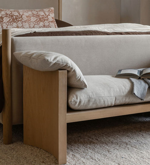 Banc Katelyn – Banc en chêne blanc avec extrémités incurvées, coussin confortable en tissu Crypton haute performance, siège durable et élégant pour tout espace, 152 cm L x 51 cm l x 64 cm H