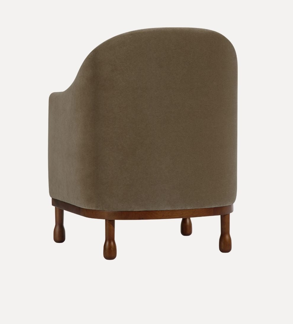 Kiernan Chair, Brown - Dimensions: 27.32 W ¡Á 29.50 D ¡Á 36.50 H | Weight: 50 lbsThe Kiernan Chair is a captain's chair worth captaining. - Generously