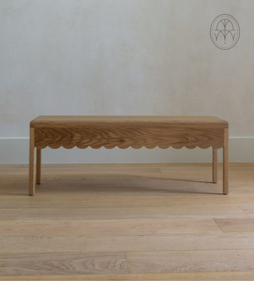 Banc Laurie – Banc en chêne blanc avec détails festonnés accrocheurs, design féminin fantaisiste, pièce d'appoint polyvalente pour entrée ou chambre à coucher, 122 cm L x 30 cm P x 46 cm H