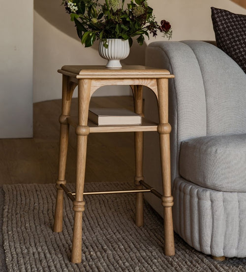 Table d'appoint Peony Châtaigne avec étagère - Dimensions : 15 L x 15 l x 26 H | Distance entre les pieds : 12,13Petite, équilibrée et discrètement confiante, la Peony Side
